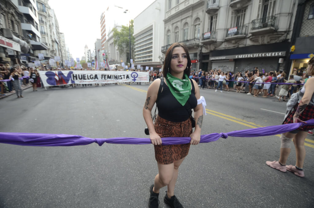 De aglomeraciones, marchas, 8M, “coladas” y “codazos” por Cristina Morán