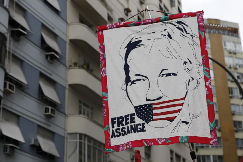 Assange finalmente en libertad  por Ernesto Kreimerman